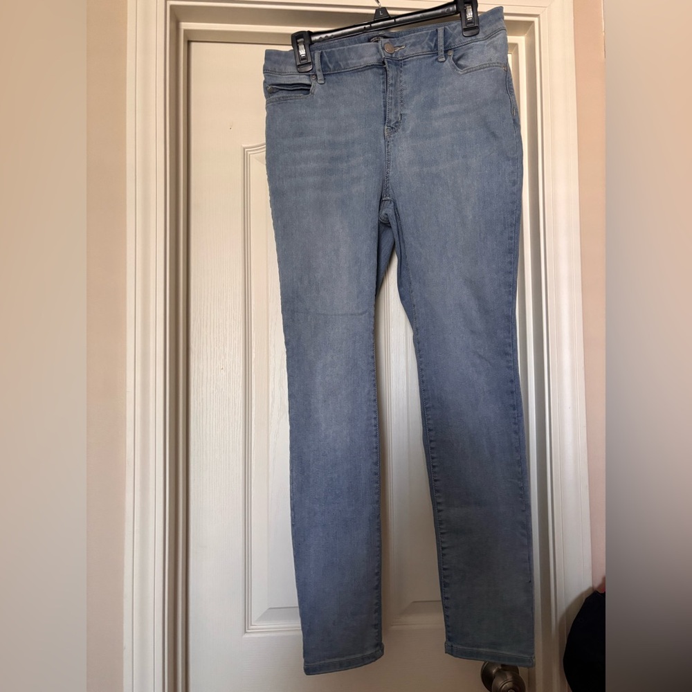 Women’s size 12 Simply Vera Vera Wang Light Wash Straight Leg Jeans